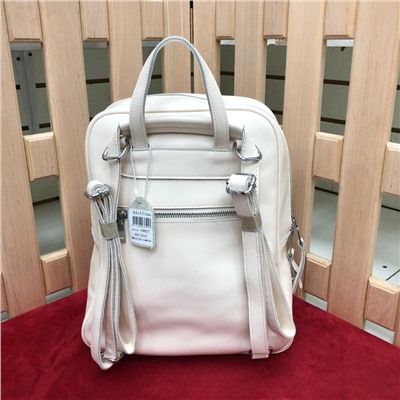 Сумка-рюкзак Darts формата А4 из натуральной кожи белого цвета с перламутром.