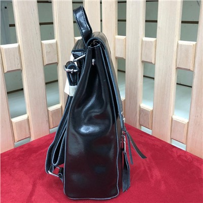 Оригинальная сумка-рюкзак Swens из натуральной кожи черного цвета.
