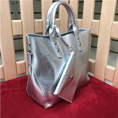 Стильная сумка Sanday_east из натуральной кожи серебристого цвета.