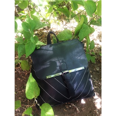 Стильная женская сумка-рюкзак Freedom_walk из эко-кожи черного цвета.