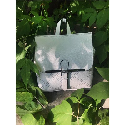 Стильная женская сумка-рюкзак Freedom_square из эко-кожи молочного цвета.