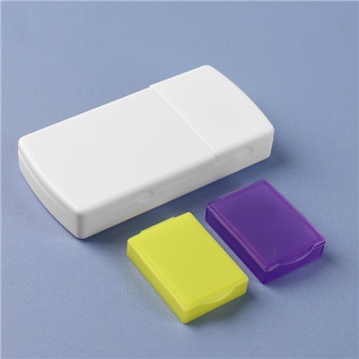 Таблетница с делителем, 2 секции, 9,5 × 5 × 1,5 см, цвет белый/жёлтый/фиолетовый