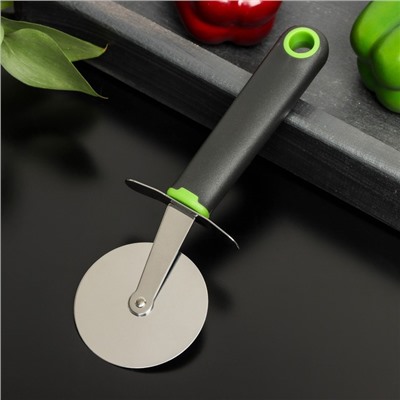 Нож для пиццы и теста Доляна Lime, 20,5×6,5 см, цвет чёрно-зелёный