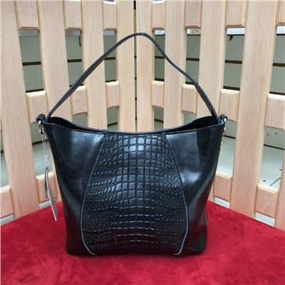 Женская сумка Aturio из натуральной кожи черного цвета.