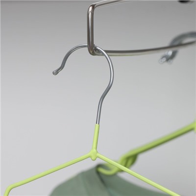 Вешалка антискользящая детская металлическая с ПВХ покрытием, 10 шт, 29,5×17 см, цвет зелёный