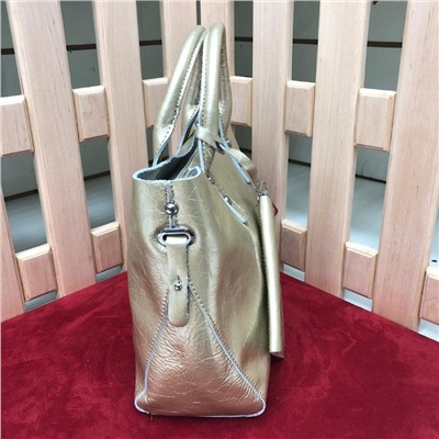 Стильная сумка Sanday_east из натуральной кожи золотистого цвета.