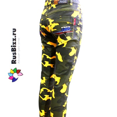 Рост 132-138. Эффектные детские брюки Vold камуфляжного орнамента желтого цвета.