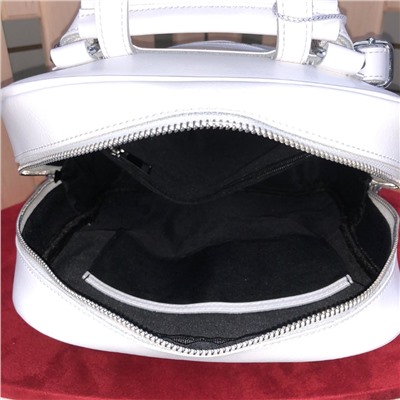 Сумка-рюкзак Darts формата А4 из натуральной кожи белого цвета с перламутром.
